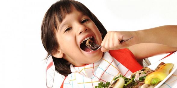 الطفل يأكل الخضار على نظام غذائي مع التهاب البنكرياس