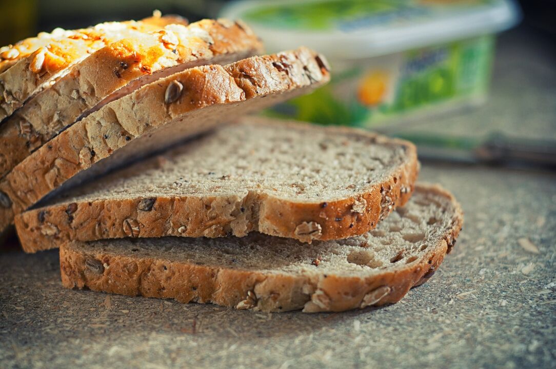 يسمح لك النظام الغذائي لفصيلة الدم 4 بإدراج خبز الحبوب الكاملة في نظامك الغذائي. 